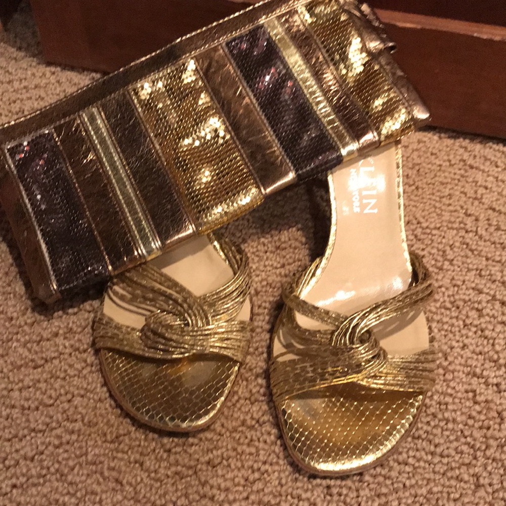 ANNE KLEIN GOLD LEATHER SANDALS AND GOLD BAG - Picture 7 of 15